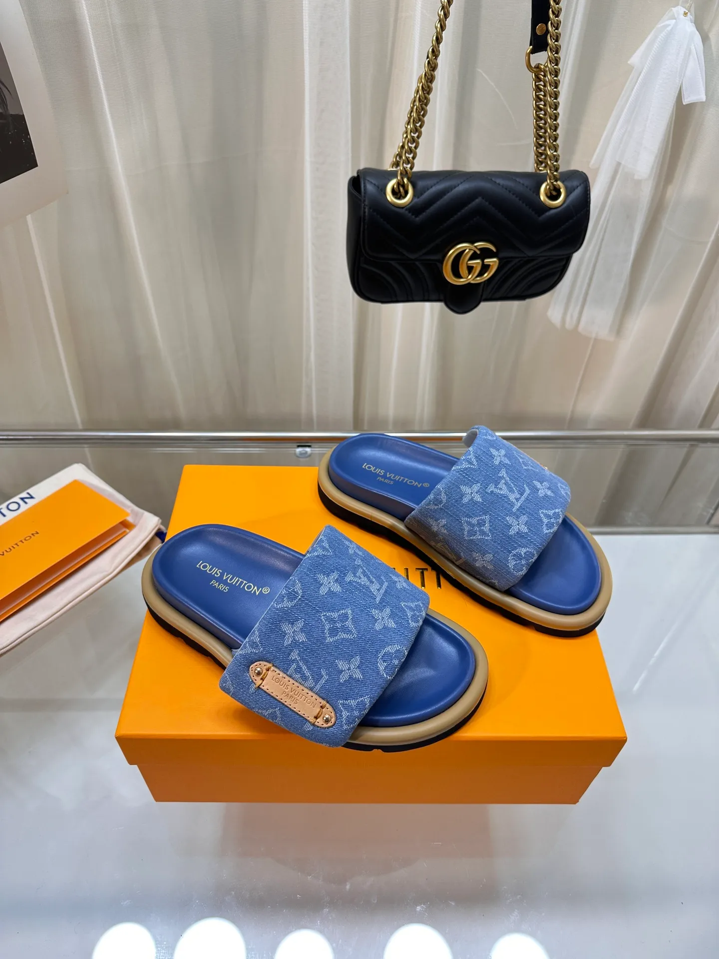👟👟Ex-factory price 360👟👟 LV couple’s counter specializes in the latest hard goods of denim slippers🆕 ❥Purchase level! Full of high-end feel! A popular model among bloggers at home and abroad, it’s retro and fashionable and looks amazing on your feet! The official website’s main recommendation ▪️Upper: high-customized denim printed fabric ▪️Inner lining: imported goatskin lining ▪️Outsole: original molded non-slip and wear-resistant foam sole ▪️Size: Female 35-41 Male 41-45